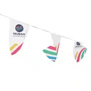 dejean-drapeaux-guirlandes-publicitaires-fond-blanc-avec-motifs